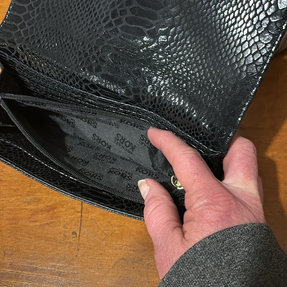 EUC Michael Kors Black Leather Snakeskin Pattern Fold Over Wallet - Picture 13 of 15